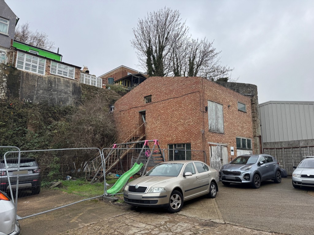Lot: 2 - FREEHOLD FORMER OFFICE BUILDING AND ASSOCIATED BUILDING WITH LAPSED PLANNING PERMISSION FOR 14 UNITS - Building in car park